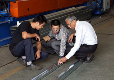 Khách hàng Ấn Độ kiểm tra máy xà gồ CU